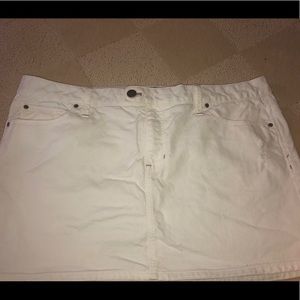 4/$20. EUC Gap White Distressed Jean Skirt 16.